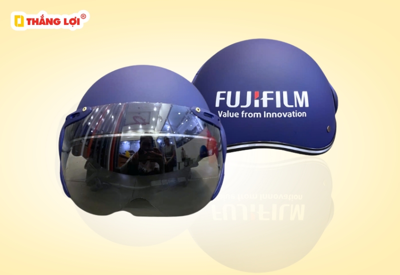 Nón bảo hiểm nửa đầu có kính in logo công ty Fujifilm
