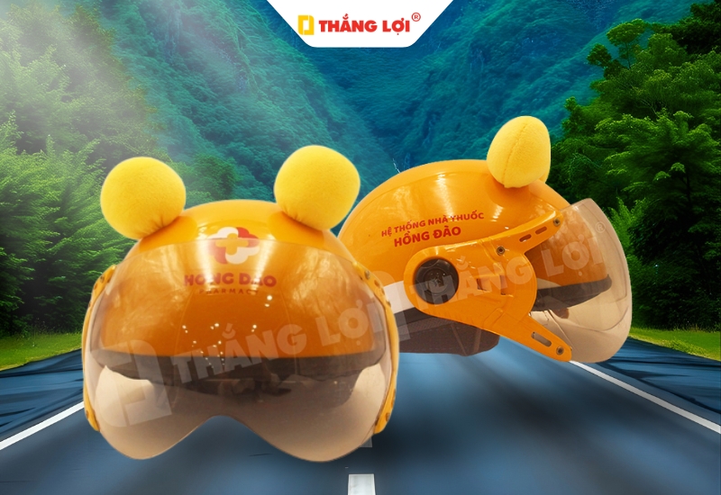 Nón bảo hiểm nửa đầu có kính in logo hệ thống nhà thuốc Hồng Đào
