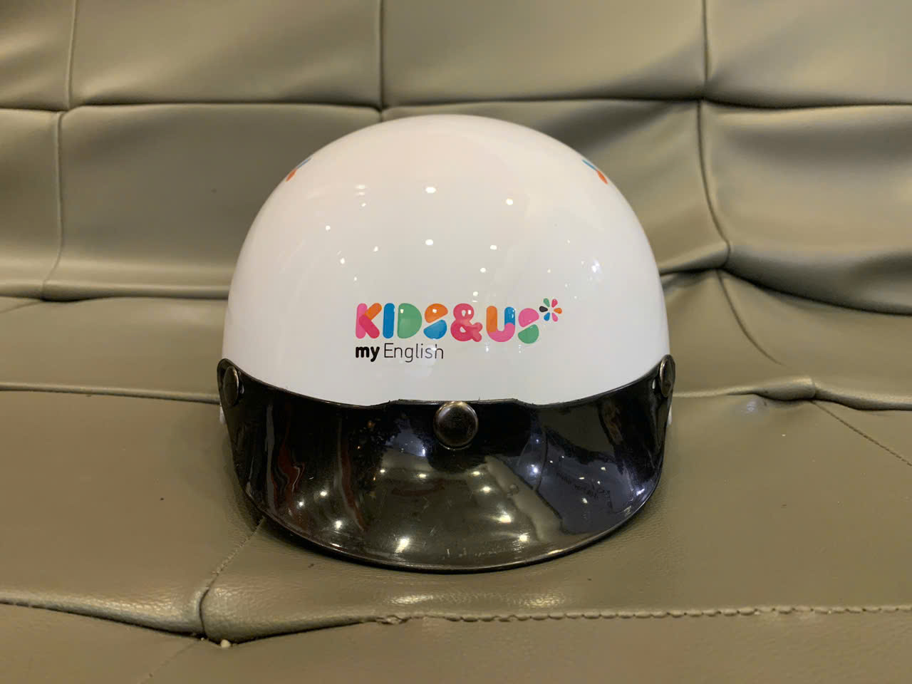 Nón bảo hiểm in logo Kids&Us Việt Nam