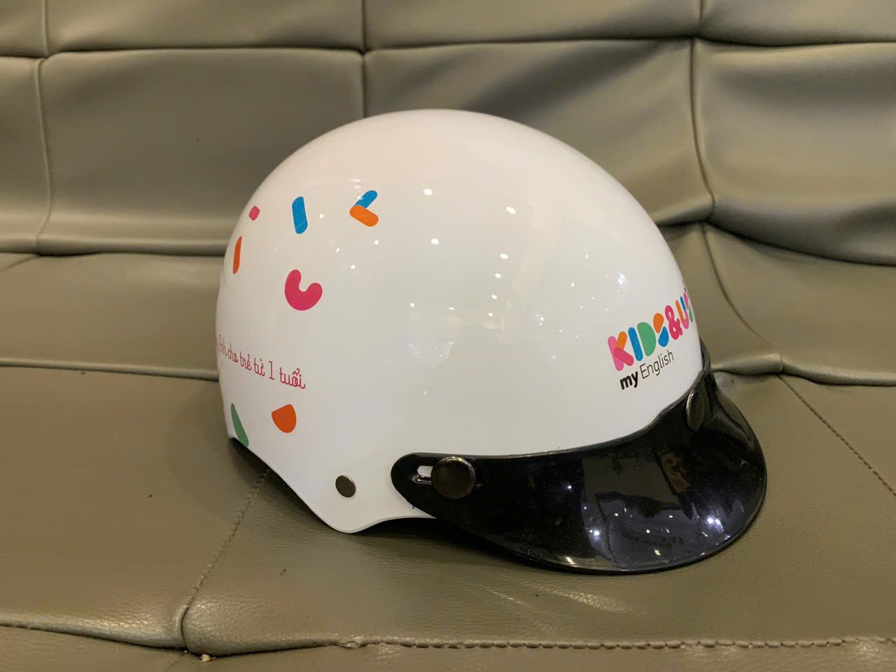 Đặc điểm của Nón bảo hiểm in logo Kids&Us Vietnam