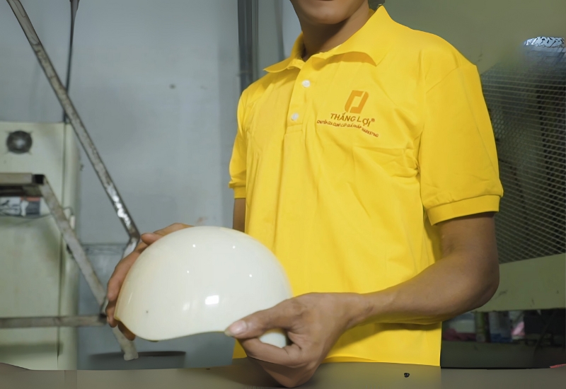 Tiến hành ép phôi nón 