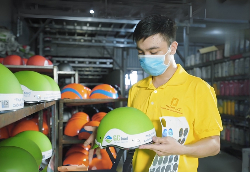 Nhân viên tiến hành kểm hàng
