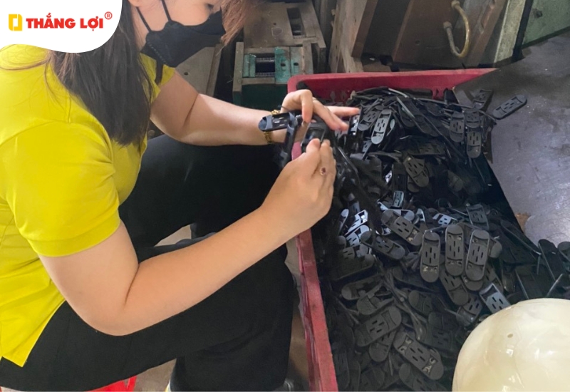 Quy trình ép quay đeo và lưỡi sản xuất nón bảo hiểm