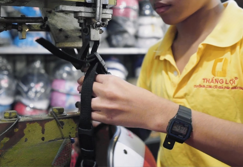 Ép quai đeo và lưỡi