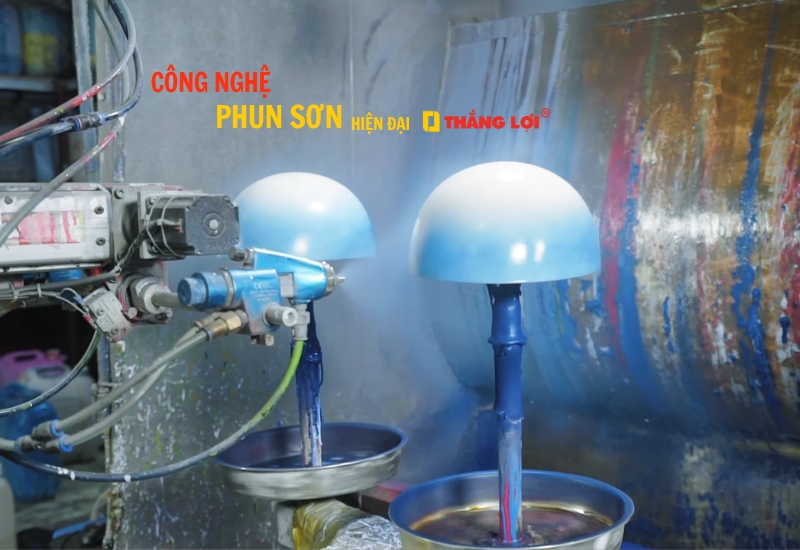 Sơn nón bảo hiểm hiện đại