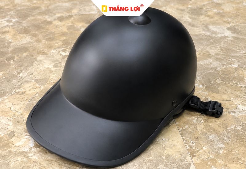 Các loại nón thời trang lưỡi trai bị cấm dùng đi xe máy