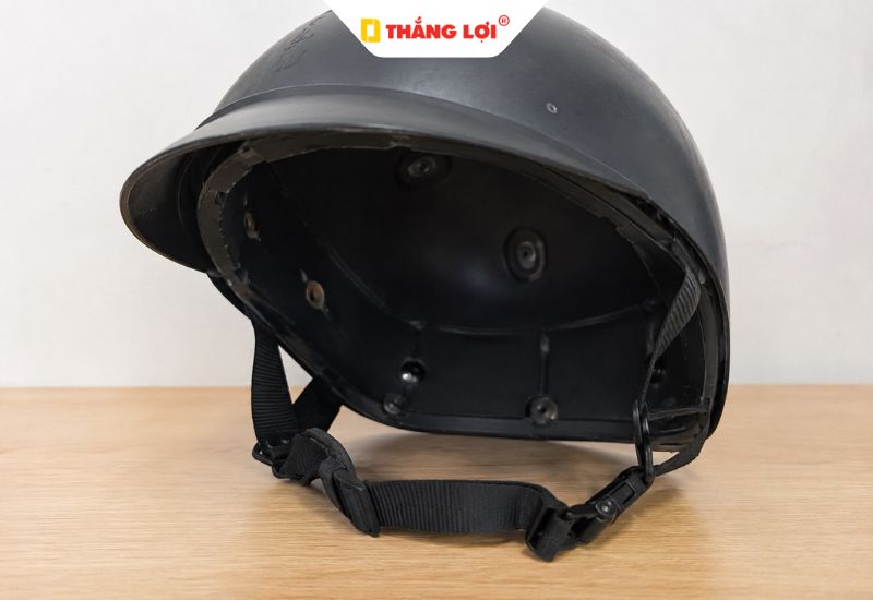 Mũ bảo hiểm thiếu lớp xốp và vỏ nhựa cứng sẽ không an toàn