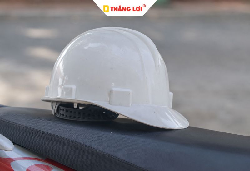 Mũ bảo hộ công trường không được dùng làm nón đi xe máy