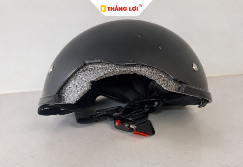 Nón bảo hiểm hư hỏng nứt vỡ hoặc hết hạn dùng sẽ bị cấm