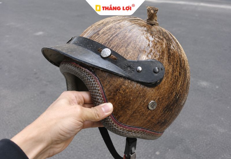 Việc đội mũ bảo hiểm tự chế là vi phạm luật