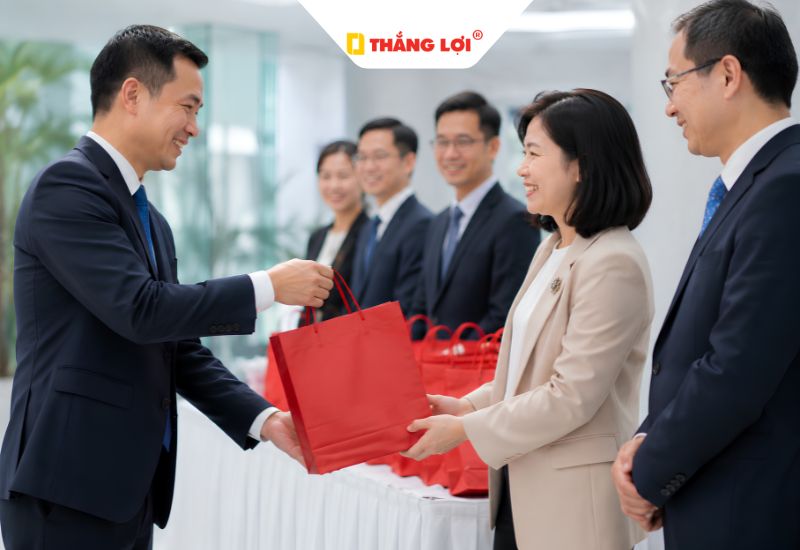 Quà tri ân khách hàng doanh nghiệp và đối tác lâu năm