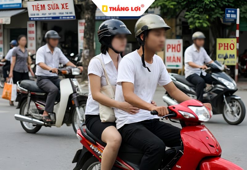 Đội mũ bảo hiểm không cài quai gây nguy hiểm khi va chạm