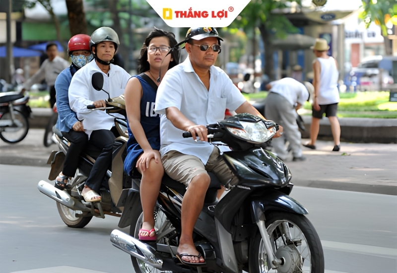 Đi xe máy không đội mũ bảo hiểm phạt bao nhiêu tiền 2026