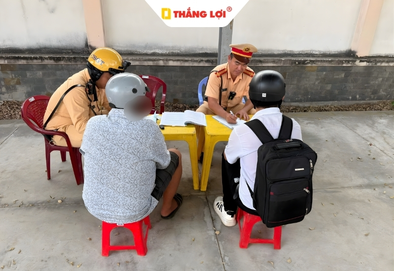 Người ngồi sau không đội mũ bảo hiểm phạt bao nhiêu?