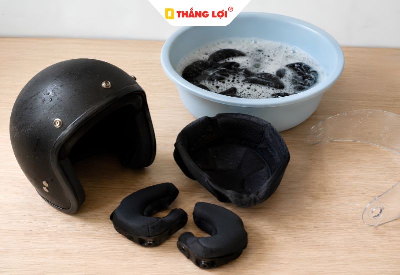 Cách giặt và khử mùi hôi mũ bảo hiểm bị mốc hiệu quả