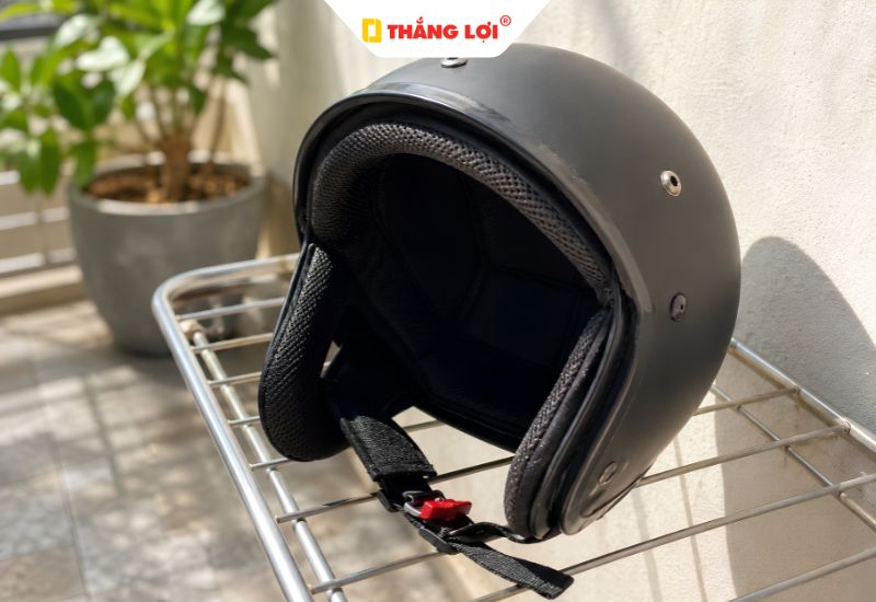 Cách khử mùi nón bảo hiểm bằng phơi nắng nhẹ tự nhiên