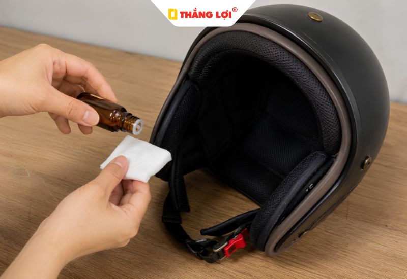 Khử mùi hôi nón bảo hiểm bằng tinh dầu thơm dễ thực hiện