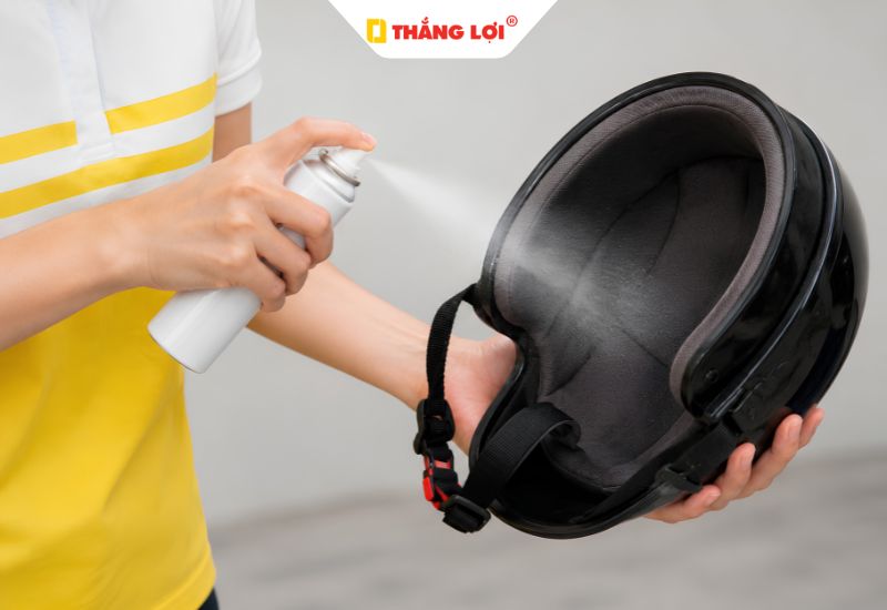 Sử dụng xịt khử mùi mũ bảo hiểm sạch mùi hôi hiệu quả
