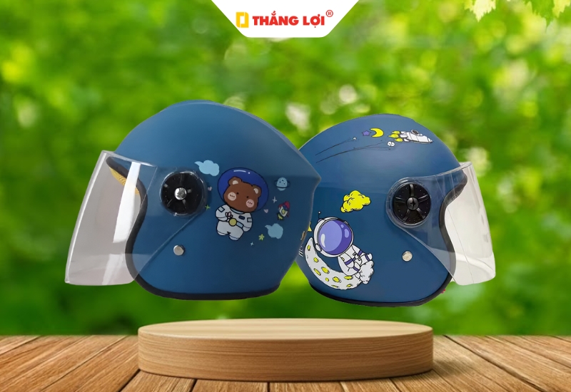 Mũ bảo hiềm 3 phần 4 cho bé in hình gấu phi hành gia