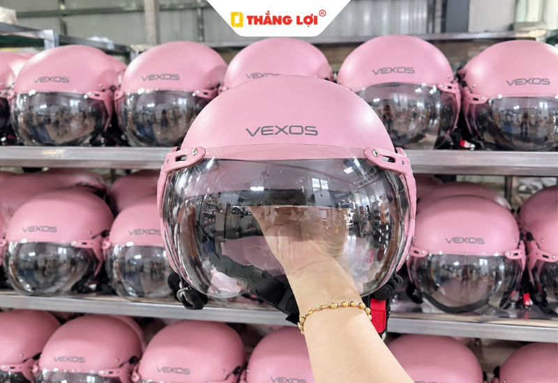 Chọn màu sắc và vị trí in logo trên mũ bảo hiểm nữ có kính