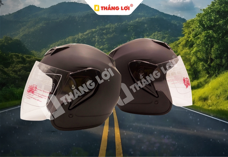 Nón bảo hiểm 3/4 có kính chắn gió màu đen cực phù hợp