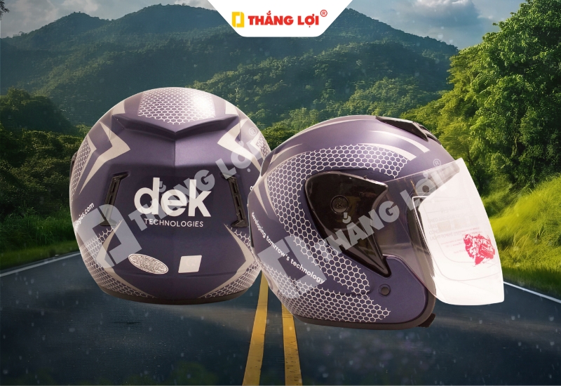 Nón bảo hiểm 3/4 màu xanh dương công ty Dek Technologies có kính chắn gió màu đen cực phù hợp