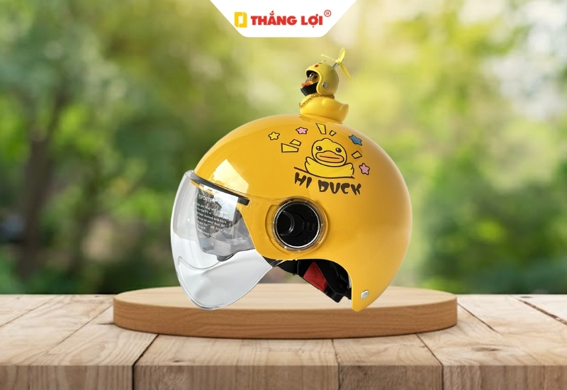 Nón bảo hiểm có kính in hình vịt độc đáo