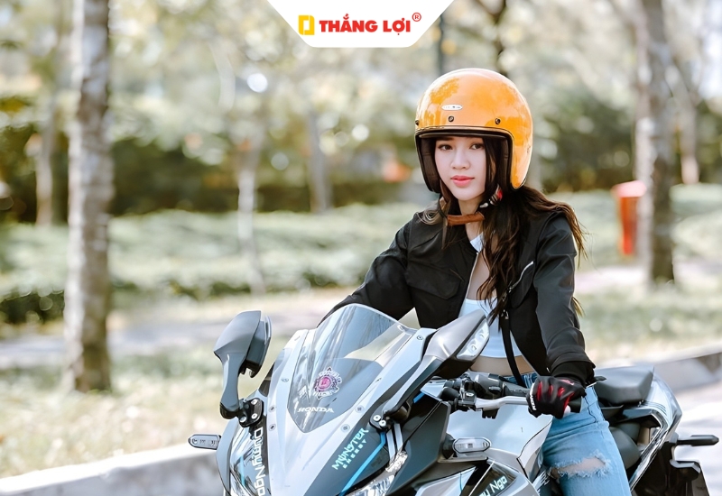 Ngành du lịch sử dụng nón bảo hiểm màu cam