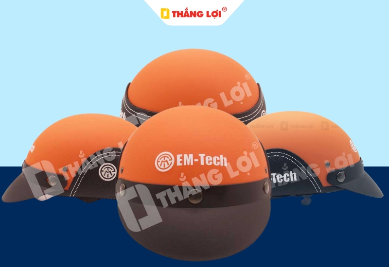 Nón bảo hiểm nửa đầu màu cam in logo thương hiệu Em-tech