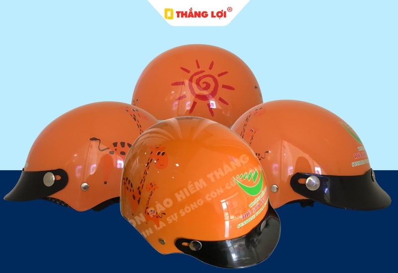 Nón bảo hiểm nửa đầu màu cam in logo trường học Sunshine World