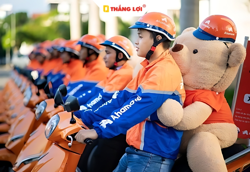 Đơn vị vận chuyển Ahamove sử dụng nón bảo hiểm màu cam in logo thương hiệu