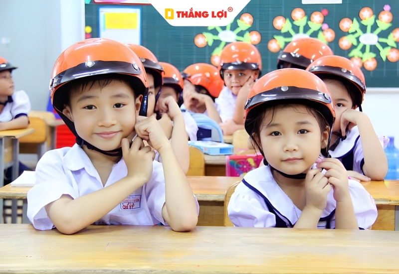 Trường học tặng nón bảo hiểm in logo màu cam làm quà tặng học sinh