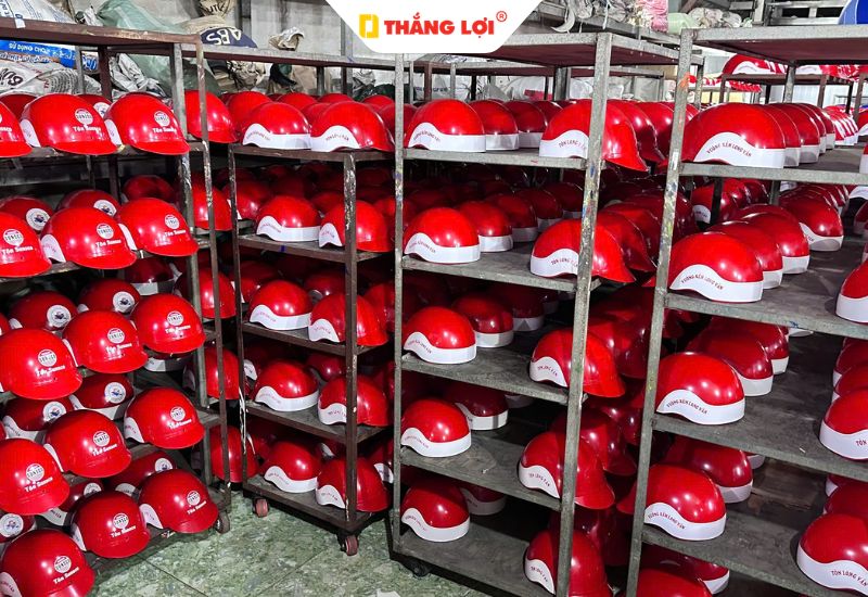 Vì sao doanh nghiệp chọn nmũ bảo hiểm in logo màu đỏ