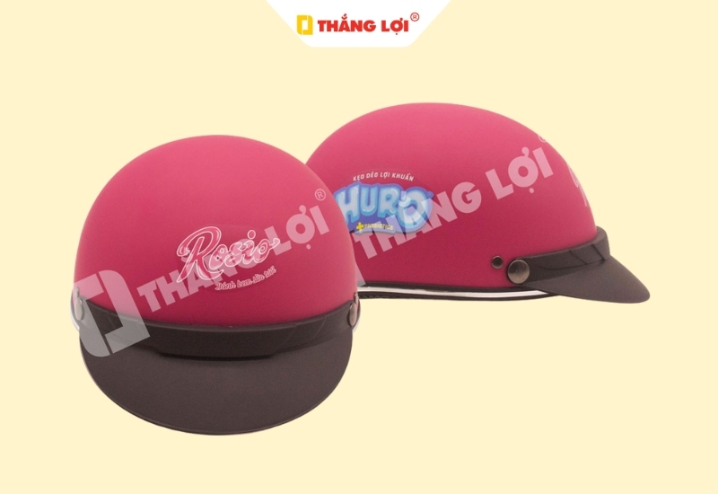 Nón bảo hiểm nửa đầu màu hồng in logo thương hiệu bánh Rosie