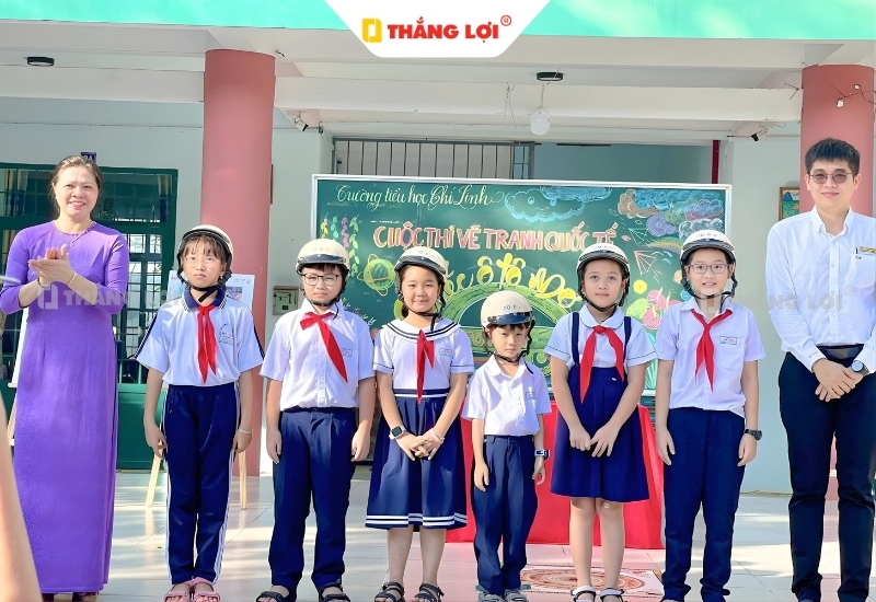 Làm nón cho học viên, sinh viên và các đoàn thể