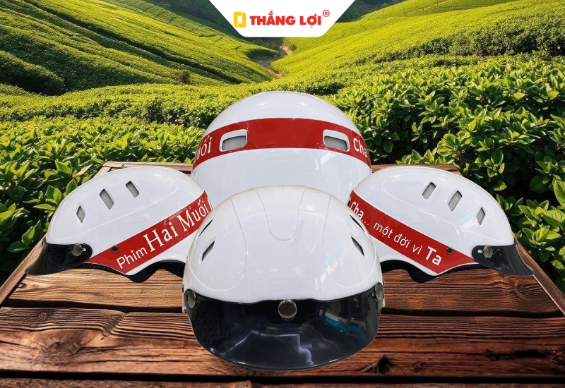 Mẫu nón bảo hiểm màu trắng in logo phim Hai Muối