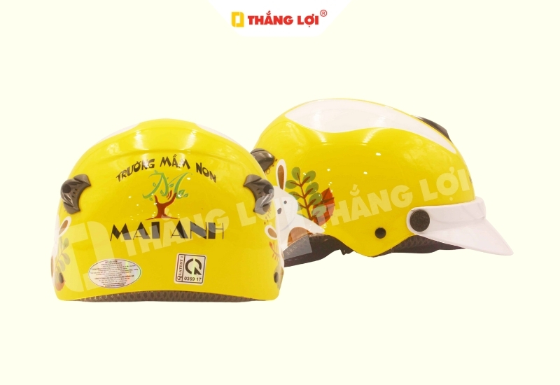 Nón bảo hiểm màu vàng trường mầm non Mai Anh