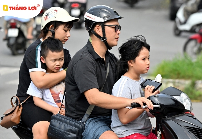 Quy định pháp luật về việc đội mũ bảo hiểm cho bé dưới 6 tuổi