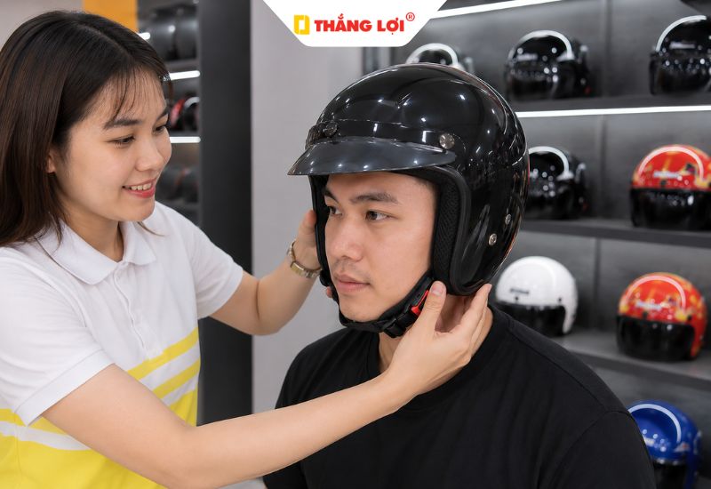 Đội thử nón bảo hiểm cho người đầu to trước khi mua