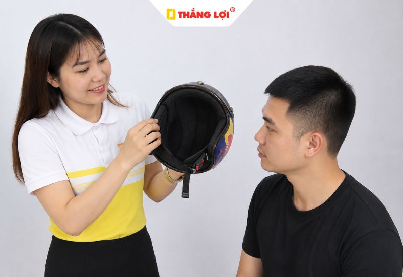Kiểm tra lớp lót mũ bảo hiểm size 62 cho đầu to