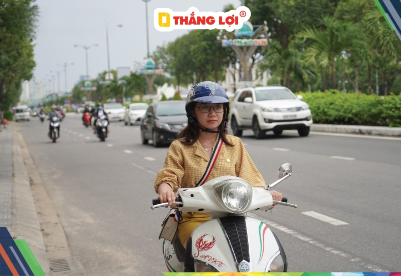 Sử dụng nón bảo hiểm bất động sản khi nhân viên tham gia giao thông