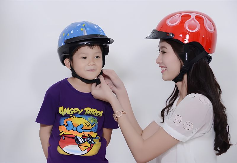 Cài khóa nón bảo hiểm đúng cách cho bé khi đi xe máy