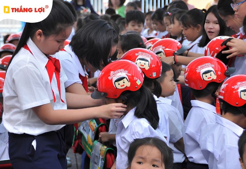 Lợi ích của việc đội nón bảo hiểm cho các bé khi tham gia giao thông