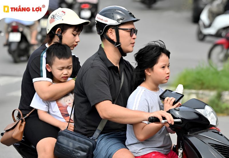 Quy định pháp luật về việc đội mũ bảo hiểm cho bé dưới 6 tuổi