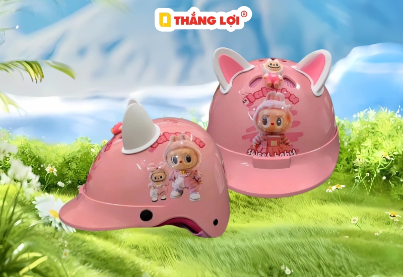 Mũ bảo hiểm tai gấu hình Labubu màu hồng