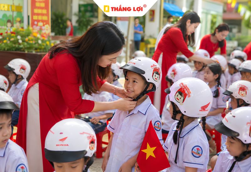 Nón bảo hiểm cho học sinh trong chương trình trách nhiệm xã hội