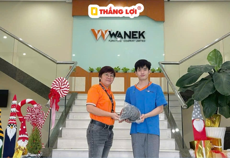 Wanek và câu chuyện tặng nón bảo hiểm cho khách hàng