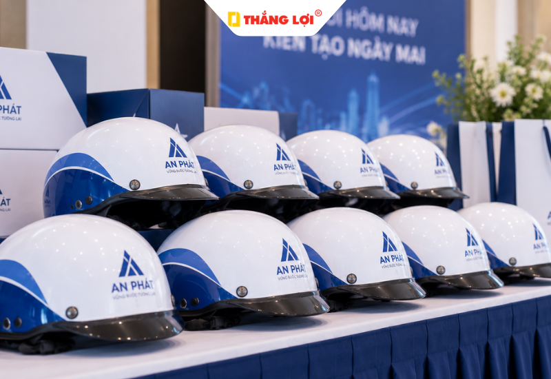 Nón bảo hiểm in logo làm quà tặng sự kiện doanh nghiệp nổi bật