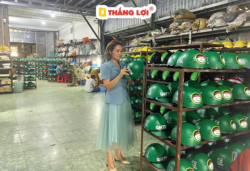 Địa chỉ xưởng sản xuất nón bảo hiểm in logo đơn vị vận chuyển