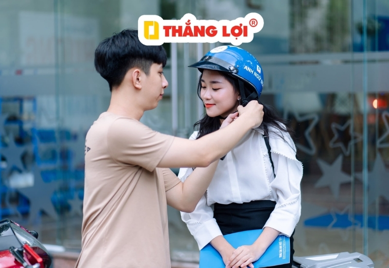 Trung tâm Tiếng Anh  nhận được gì khi lựa chọn nón bảo hiểm in logo?